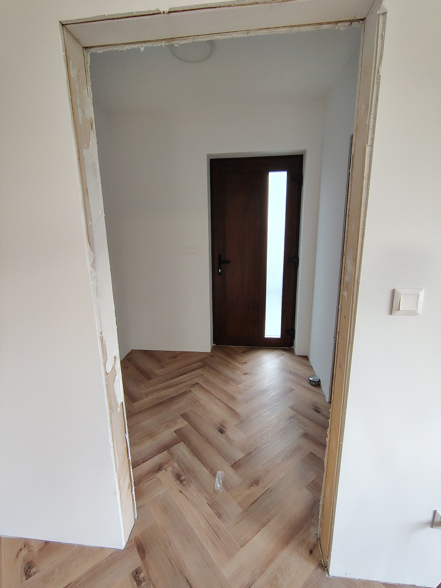 Vstupná chodba s drevenými dverami