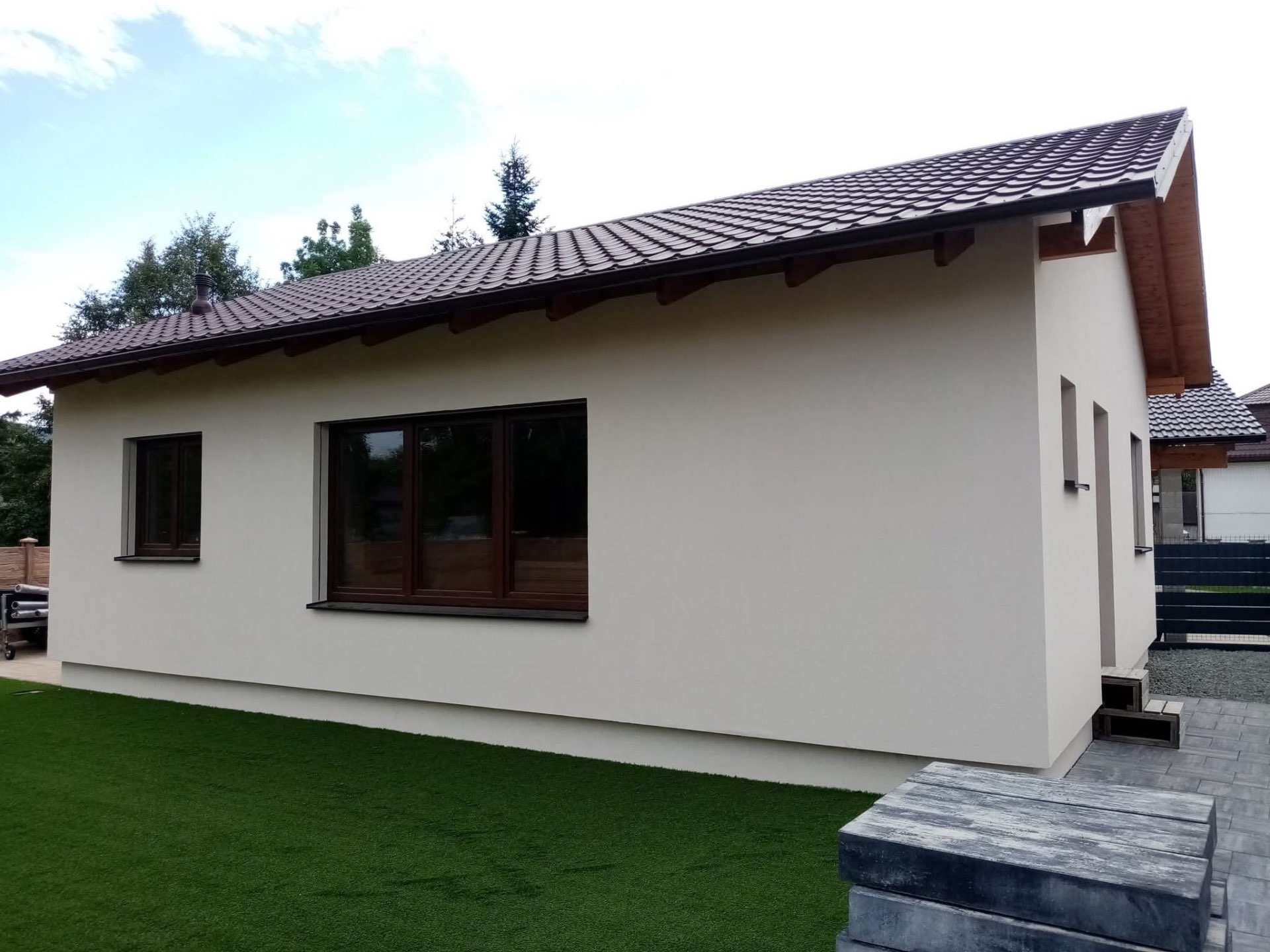 Bungalov s hnedou krytinou